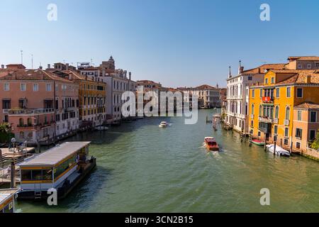 Venezia, Italia, 11 agosto 2025: Barche che navigano sul Canal grande di Venices a mezzogiorno Foto Stock