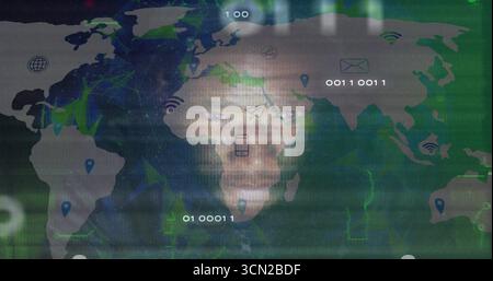 Gli hacker indossano una mappa del mondo di scansione con cappuccio in cyber grid, con codice binario e icone e-mail. Cibersicurezza, digitale, matrice, rete, dati, cifratura, tecnologia Foto Stock