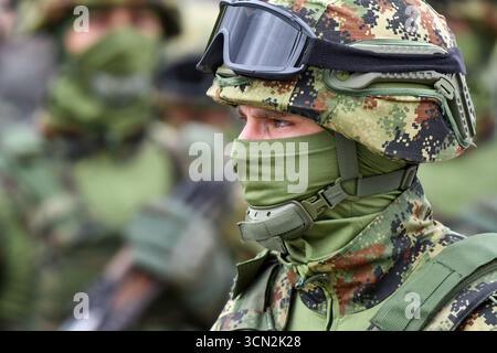 Ritratto di un soldato serbo che indossa casco e occhiali protettivi Foto Stock