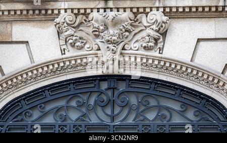Dettagli architettonici dell'edificio dell'inizio del XX secolo a Porto, Portogallo Foto Stock