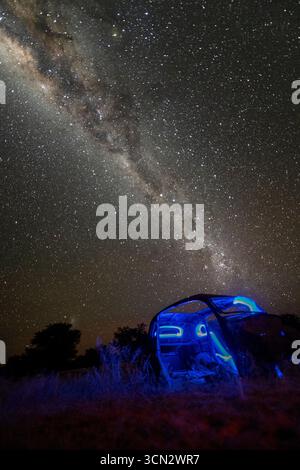 Luce per auto abbandonata dipinta di blu e alla via lattea Foto Stock