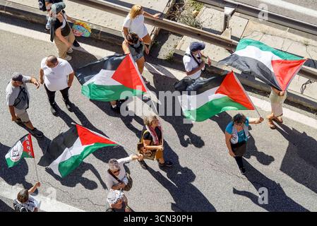 Pro-Palästina Aktivisten mit Fahnen 20250918am747 Amburgo Amburgo Germania *** attivisti pro Palestina con bandiere 20250918am747 Amburgo Amburgo Germania Copyright: xAchimxDuwentästerx Foto Stock