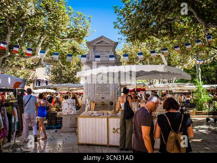 Cassis, Francia, 3 settembre 2025, veduta di alcune persone nella città mercato Foto Stock