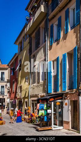 Cassis, Francia, 3 settembre 2025, veduta di una scena urbana su Michel Blanc Street Foto Stock