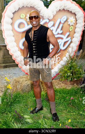 Haddaway bei der Ankunft zur ProSieben TV Show HeidiFest di Heidi Klum im Hofbräuhaus München. München, 18.09.2025 *** Haddaway arriva al programma televisivo di ProSieben HeidiFest di Heidi Klum a Hofbräuhaus Monaco di Baviera, 18 09 2025 foto:XK.xKriegerx/xFuturexImagex heidifest 5688 Foto Stock