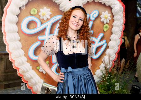 Barbara Meier bei der Ankunft zur ProSieben TV Show HeidiFest di Heidi Klum im Hofbräuhaus München. München, 18.09.2025 *** Barbara Meier arriva al programma televisivo di ProSieben HeidiFest di Heidi Klum a Hofbräuhaus Monaco di Baviera, 18 09 2025 foto:XK.xKriegerx/xFuturexImagex heidifest 5799 Foto Stock