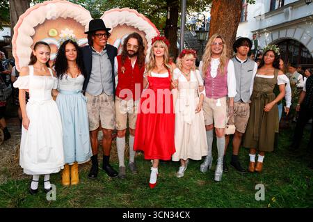Leni Klum, Kayla Betulius, Henry Samuel, Tom Kaulitz, Heidi Klum, Erna Klum, Bill Kaulitz, Johan Samuel und Lou Klum bei der Ankunft zur ProSieben TV Show 'HeidiFest by Heidi Klum' im Hofbräuhaus München. München, 18.09.2025 Foto Stock