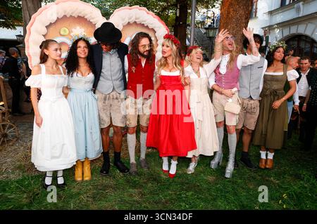 Leni Klum, Kayla Betulius, Henry Samuel, Tom Kaulitz, Heidi Klum, Erna Klum, Bill Kaulitz, Johan Samuel und Lou Klum bei der Ankunft zur ProSieben TV Show 'HeidiFest by Heidi Klum' im Hofbräuhaus München. München, 18.09.2025 Foto Stock