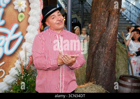 Lou Bega bei der Ankunft zur ProSieben TV Show 'HeidiFest by Heidi Klum' im Hofbräuhaus München. München, 18.09.2025 Foto Stock