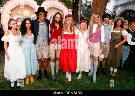 Leni Klum, Kayla Betulius, Henry Samuel, Tom Kaulitz, Heidi Klum, Erna Klum, Bill Kaulitz, Johan Samuel und Lou Klum bei der Ankunft zur ProSieben TV Show 'HeidiFest by Heidi Klum' im Hofbräuhaus München. München, 18.09.2025 Foto Stock