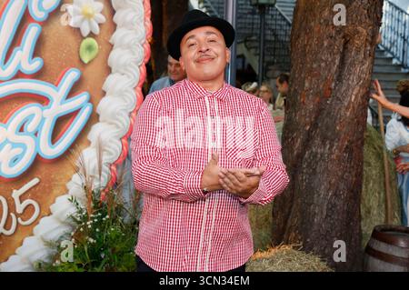 Lou Bega bei der Ankunft zur ProSieben TV Show 'HeidiFest by Heidi Klum' im Hofbräuhaus München. München, 18.09.2025 Foto Stock
