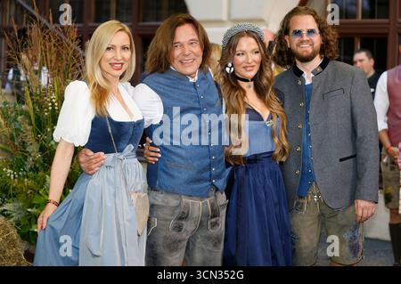 Ramona Drews, Jürgen Drews, Joelina Drews e Adrian Louis bei der Ankunft zur ProSieben TV Show 'HeidiFest by Heidi Klum' im Hofbräuhaus München. München, 18.09.2025 Foto Stock