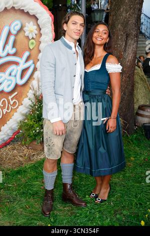 Elias Becker mit Freundin Yasmine Dahlberg bei der Ankunft zur ProSieben TV Show 'HeidiFest by Heidi Klum' im Hofbräuhaus München. München, 18.09.2025 Foto Stock