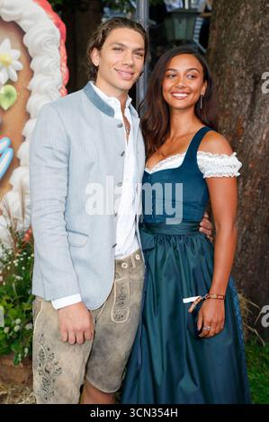 Elias Becker mit Freundin Yasmine Dahlberg bei der Ankunft zur ProSieben TV Show 'HeidiFest by Heidi Klum' im Hofbräuhaus München. München, 18.09.2025 Foto Stock