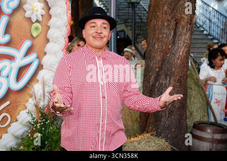 Lou Bega bei der Ankunft zur ProSieben TV Show HeidiFest di Heidi Klum im Hofbräuhaus München. München, 18.09.2025 *** Lou Bega Arriving at the ProSieben TV show HeidiFest by Heidi Klum at Hofbräuhaus Munich Munich, 18 09 2025 foto:XK.xKriegerx/xFuturexImagex heidifest 5911 Foto Stock