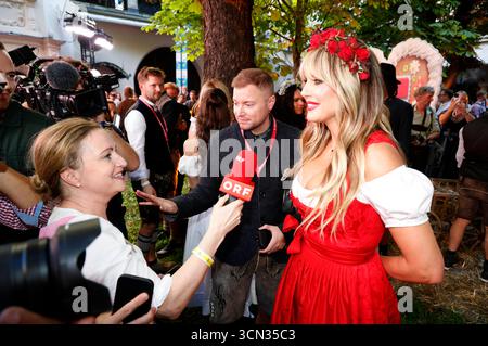 Heidi Klum bei der Ankunft zur ProSieben TV Show HeidiFest di Heidi Klum im Hofbräuhaus München. München, 18.09.2025 *** Heidi Klum arriva al programma televisivo di ProSieben HeidiFest di Heidi Klum a Hofbräuhaus Monaco di Baviera, 18 09 2025 foto:XK.xKriegerx/xFuturexImagex heidifest 5986 Foto Stock
