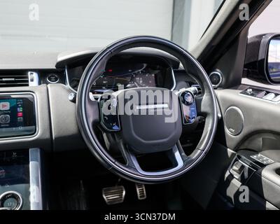 Derby, Regno Unito - 19 settembre 2025: Volante Range Rover, con l'iconico logo Range Rover, pulsanti multifunzione integrati Foto Stock