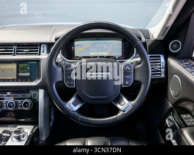 Derby, Regno Unito - 19 settembre 2025: Volante Range Rover, con l'iconico logo Range Rover, pulsanti multifunzione integrati Foto Stock