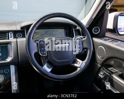 Derby, Regno Unito - 19 settembre 2025: Volante Range Rover, con l'iconico logo Range Rover, pulsanti multifunzione integrati Foto Stock