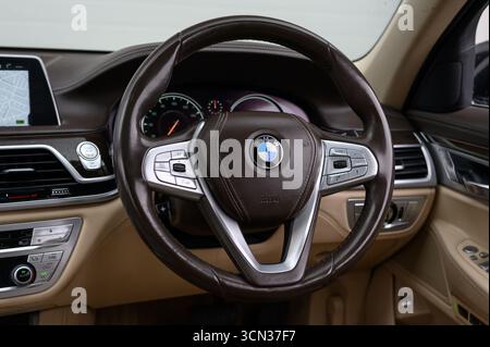 Derby, Regno Unito - 19 settembre 2025: Volante BMW, con l'iconico logo BMW Roundel, pulsanti multifunzione integrati Foto Stock