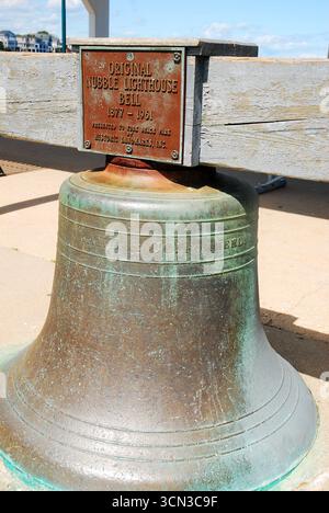 La storica campana Nubble Light è in mostra a Ling Sands Beach a York, Maine Foto Stock