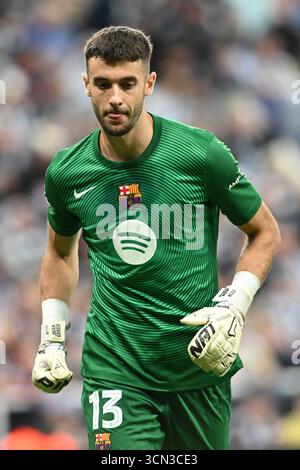 Joan Garcia portiere del Barcellona durante la fase MD1 della UEFA Champions League 2025/26 tra Newcastle United e FC Barcelona al St. James's Park, Newcastle, giovedì 18 settembre 2025. (Foto: Trevor Wilkinson | mi News) crediti: MI News & Sport /Alamy Live News Foto Stock