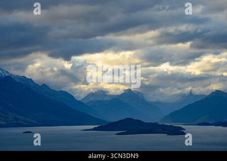 Il lago Wakatipu e le Alpi meridionali da Bennet's Bluff, Otago, nuova Zelanda. Foto Stock