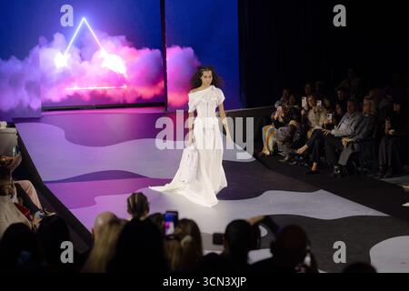 Londra, Regno Unito – 18 settembre 2025: La sfilata SPRAYGROUND a doppio genere durante la SS26 London Fashion Week alla Freemasons’ Hall, che presenta una fusione di alta moda con streetwear, accessori e bagagli. L'evento delle 17:00 presso Great Queen Street ha visto tra i partecipanti Jack Whitehall, ospite di celebrità. Crediti: KAM Murali/Alamy Live News Foto Stock