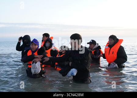 Un gruppo di persone ritenute migranti si tuffò nel mare vicino a Gravelines in Francia. Data foto: Venerdì 19 settembre 2025. Foto Stock