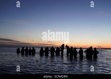 Un gruppo di persone ritenute migranti si tuffò nel mare vicino a Gravelines in Francia. Data foto: Venerdì 19 settembre 2025. Foto Stock