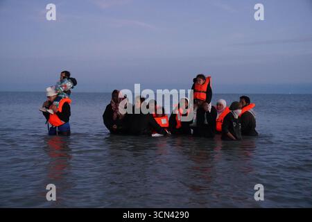 Un gruppo di persone ritenute migranti si tuffò nel mare vicino a Gravelines in Francia. Data foto: Venerdì 19 settembre 2025. Foto Stock
