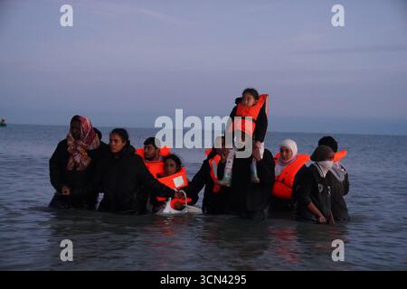 Un gruppo di persone ritenute migranti si tuffò nel mare vicino a Gravelines in Francia. Data foto: Venerdì 19 settembre 2025. Foto Stock