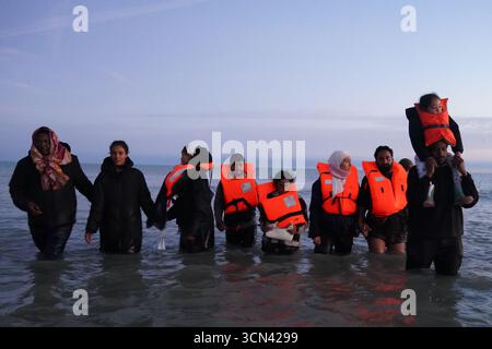Un gruppo di persone ritenute migranti si tuffò nel mare vicino a Gravelines in Francia. Data foto: Venerdì 19 settembre 2025. Foto Stock