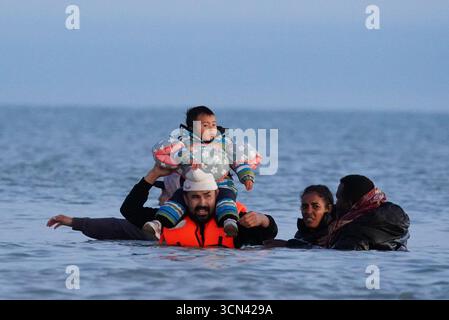 Un gruppo di persone ritenute migranti si tuffò nel mare vicino a Gravelines in Francia. Data foto: Venerdì 19 settembre 2025. Foto Stock