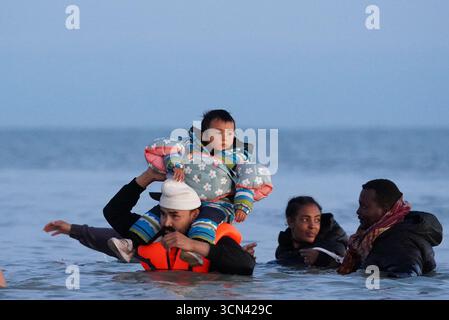 Un gruppo di persone ritenute migranti si tuffò nel mare vicino a Gravelines in Francia. Data foto: Venerdì 19 settembre 2025. Foto Stock