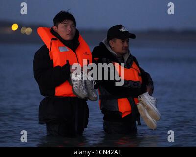 Un gruppo di persone ritenute migranti si tuffò nel mare vicino a Gravelines in Francia. Data foto: Venerdì 19 settembre 2025. Foto Stock