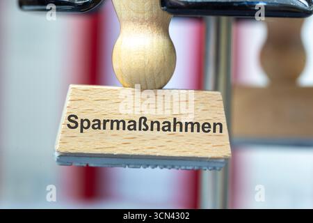 (Montaggio fotografico) primo piano di un francobollo con l'iscrizione SPARMASSNAHMEN Foto Stock