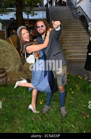 Joelina Drews mit Freund Adrian Louis - HeidiFest di Heidi Klum im Hofbräuhaus in München - 18. Settembre 2025 *** Joelina Drews con il fidanzato Adrian Louis HeidiFest di Heidi Klum al Hofbräuhaus di Monaco di Baviera 18 settembre 2025 Foto Stock