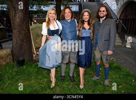 Jürgen Drews mit Frau Ramona und Tochter Joelina Drews mit Freund Adrian Louis - HeidiFest di Heidi Klum im Hofbräuhaus in München - 18. Settembre 2025 *** Jürgen Drews con la moglie Ramona e la figlia Joelina Drews con il fidanzato Adrian Louis HeidiFest di Heidi Klum al Hofbräuhaus di Monaco di Baviera 18 settembre 2025 Foto Stock