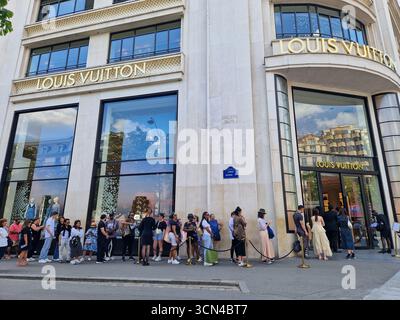Parigi, Francia - 8 giugno 2023: Le persone fanno la fila davanti al negozio Louis Vuitton di Parigi. Foto Stock
