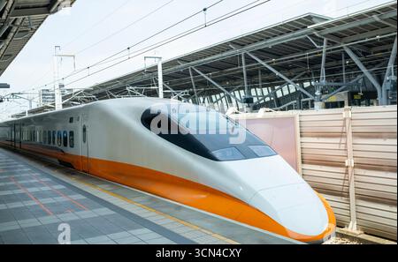 Kaohsiung, Taiwan 6 settembre 2025: La ferrovia ad alta velocità di Taiwan arriva alla stazione. È una rete ferroviaria ad alta velocità a Taiwan Foto Stock