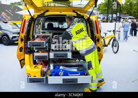 Stand ADAC al Salone Internazionale dell'automobile, IAA Mobility 2025 il 12 settembre 2025 presso il centro espositivo Open Space Koenigsplatz, Odeonsplatz a Monaco di Baviera, Baviera, Germania. Fotografo: ddp Images/STAR-Images credito: ddp media GmbH/Alamy Live News Foto Stock