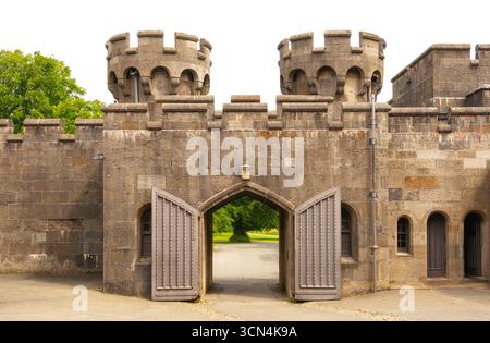 Il cancello del castello di Penrhyn (Castell Penrhyn), una residenza fortificata a Llandygai, Bangor, Gwynedd, Galles Foto Stock