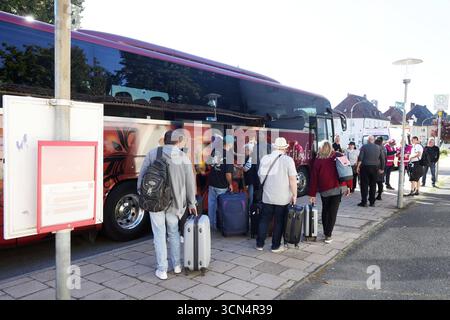 Reisende steigen in den Bus RE30 für den Schienenersatzverkehr an der Bushaltestelle des Bahnhofs Pegnitein, DB, Deutsche Bahn, VGN, Streckensperrung Pegnitztal zwischen Pegnitz und Hersbruck, Sanierung, 19-09-2025 *** i passeggeri salgono sull'autobus RE30 per il servizio di sostituzione ferroviario alla fermata di Pegnitein, stazione di Pegnitein, linea 2025, tra la stazione di Pegnitz e la stazione ferroviaria di Pegnitz, la stazione di Pegnitz, la stazione di Pegnitz, la stazione di RST Foto Stock