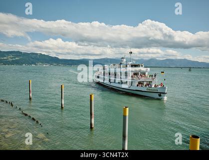 Traghetto che trasporta i turisti attraverso il lago di costanza a lindau, germania Foto Stock