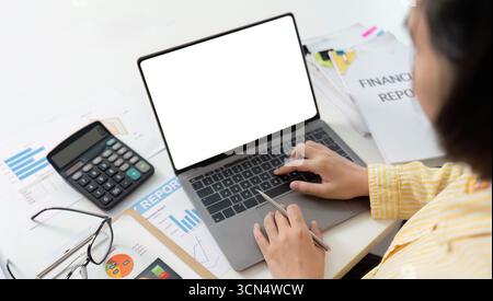 Rendicontazione finanziaria. Contabile che scrive sul laptop con documenti finanziari e calcolatrice. Foto Stock