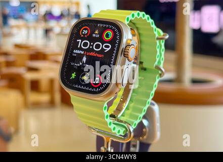 BANGKOK, TAILANDIA - 19 settembre 2025 : Un nuovo Apple Watch Ultra 3 viene esposto presso il centro commerciale Apple Store ICONSIAM Foto Stock