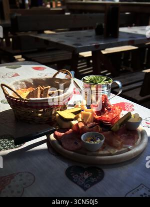 Un piatto di salumi di montagna in un rifugio alpino in alto Adige. Foto Stock