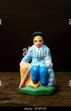 Statuetta di santon in terracotta colorata (cacciatore e suo cane) Provenza, Francia Foto Stock
