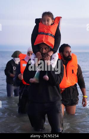 Un gruppo di persone ritenute migranti si tuffò in mare per incontrare una piccola barca a Gravelines, in Francia. Data foto: Venerdì 19 settembre 2025. Foto Stock